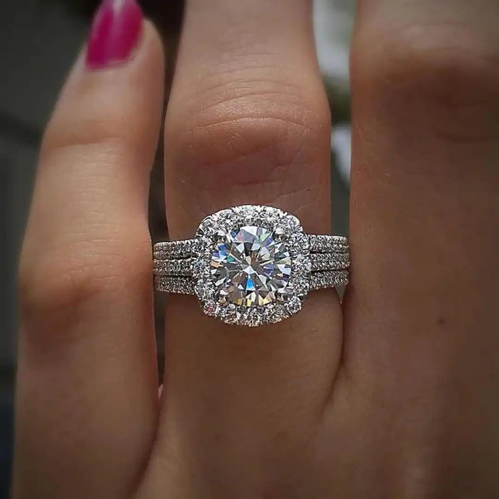 Anillo Statement con Halo de Pavé y Talla Cojín