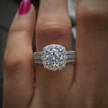 Anillo Statement con Halo de Pavé y Talla Cojín
