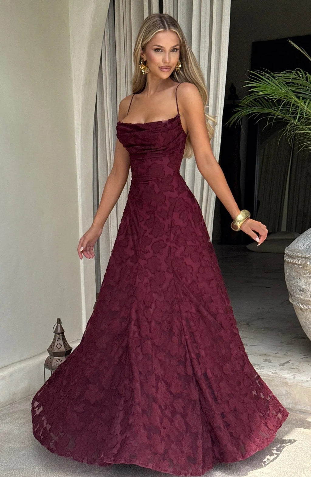 Vestido largo de invitada de boda con tirantes finos para mujer