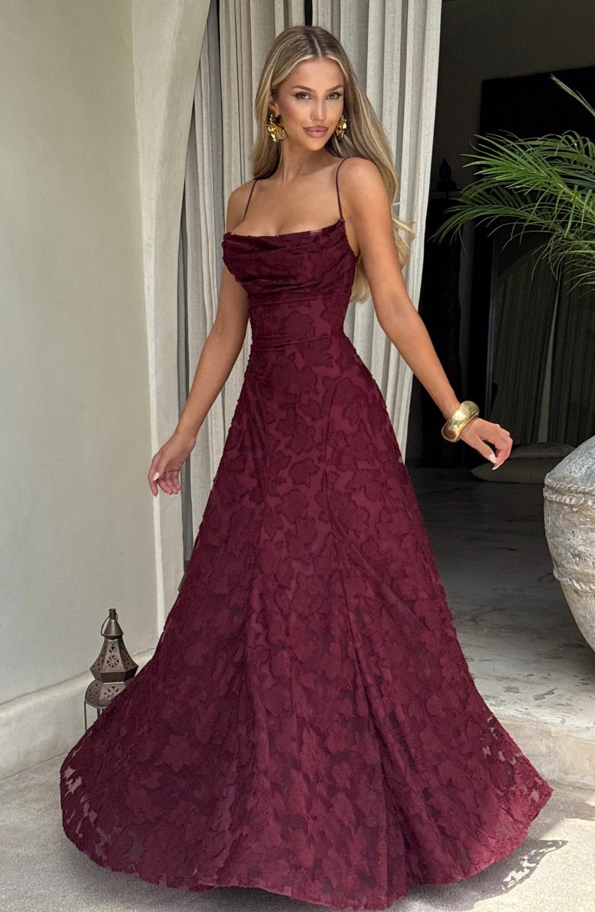 Vestido largo de invitada de boda con tirantes finos para mujer