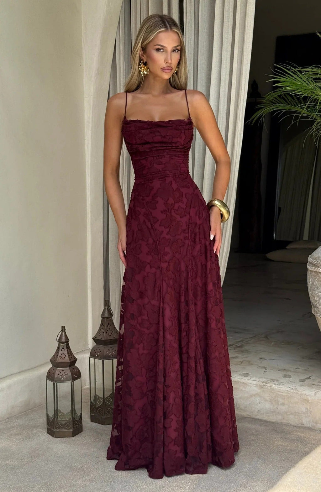 Vestido largo de invitada de boda con tirantes finos para mujer