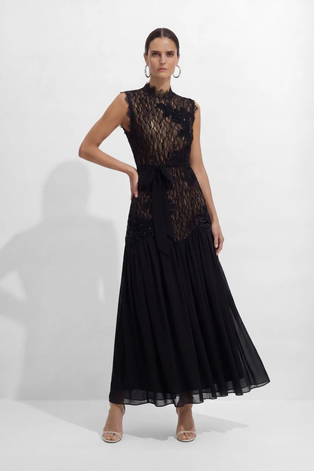 Vestido largo de encaje y gasa de invitada con cuello alto para mujer