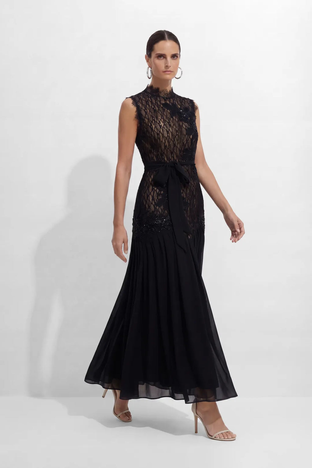 Vestido largo de encaje y gasa de invitada con cuello alto para mujer