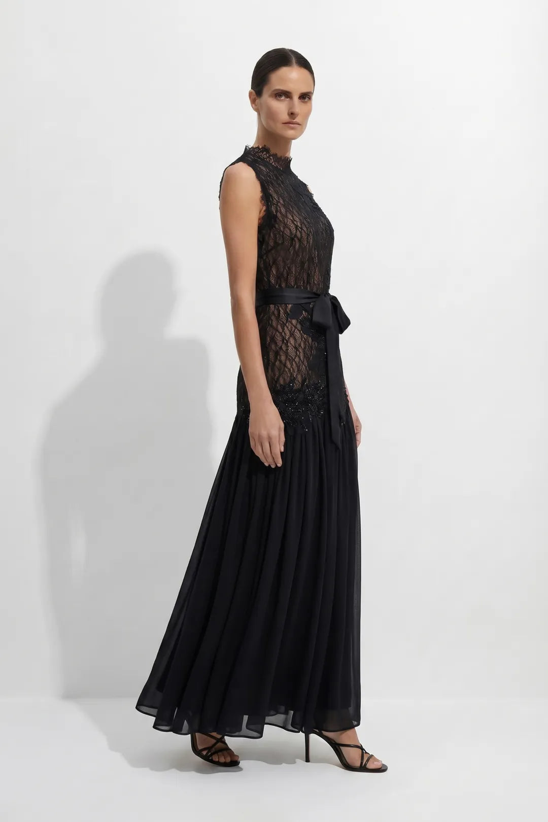 Vestido largo de encaje y gasa de invitada con cuello alto para mujer
