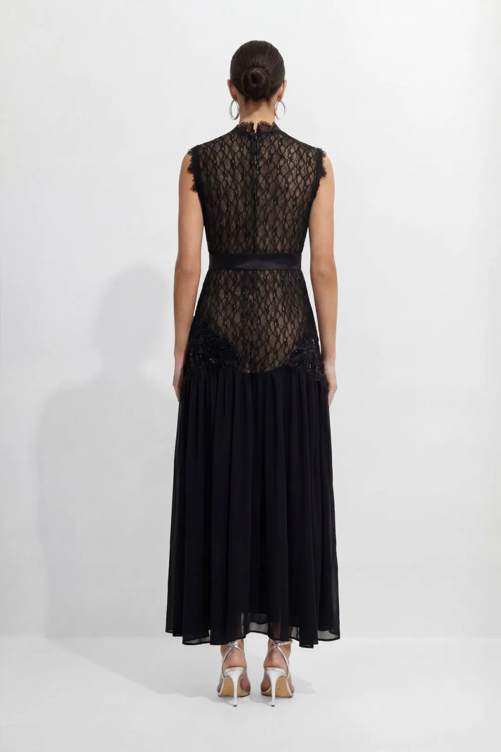 Vestido largo de encaje y gasa de invitada con cuello alto para mujer