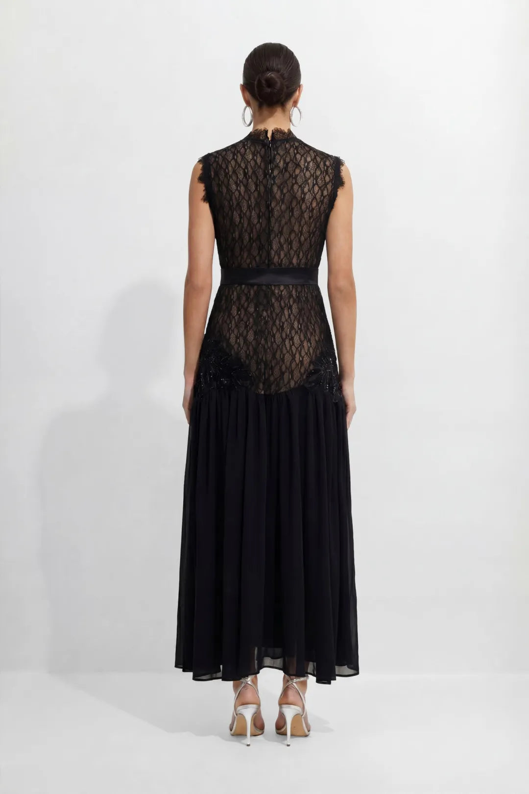 Vestido largo de encaje y gasa de invitada con cuello alto para mujer