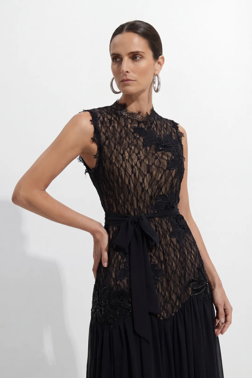 Vestido largo de encaje y gasa de invitada con cuello alto para mujer