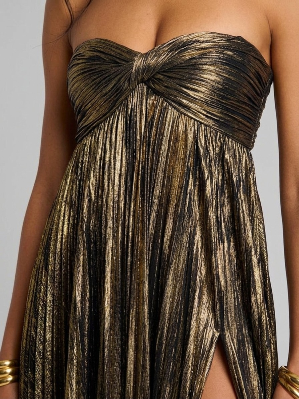 Elegante vestido largo palabra de honor de invitada de boda plisado con abertura alta | Maxi