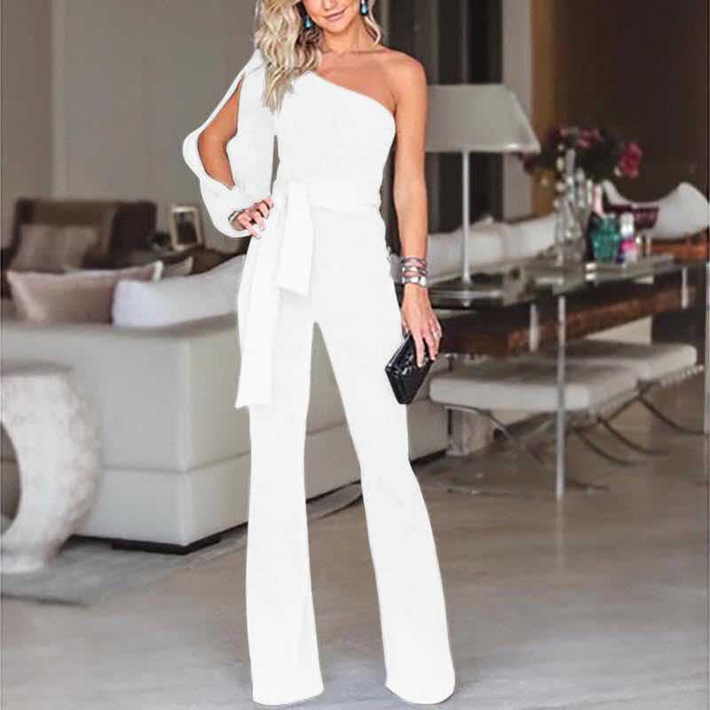 Elegante mono largo de un solo hombro con cinturón anudado de invitada de boda