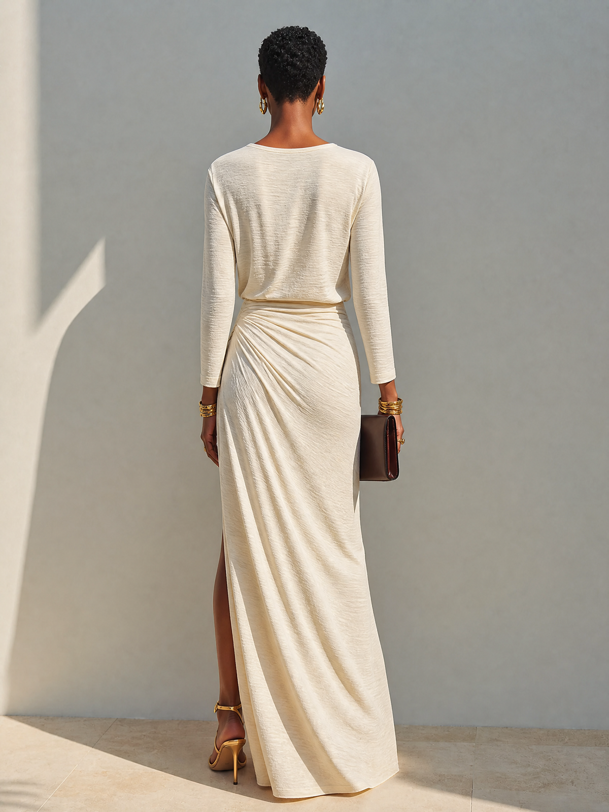 Lavinia | Vestido largo beige con escote redondo, drapeado en la cintura y abertura