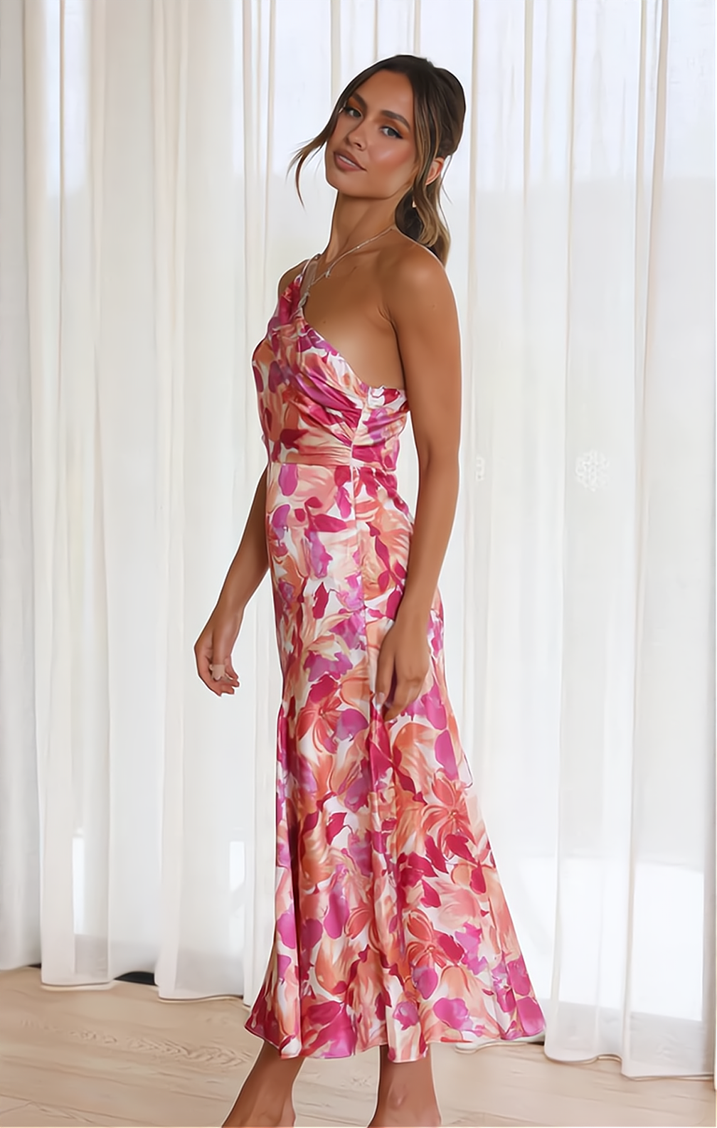 Estiloso vestido midi floral de invitada de boda y fiesta con hombros descubiertos | Midi