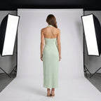 Elegante vestido plisado de invitada de boda con cuello halter | Midi