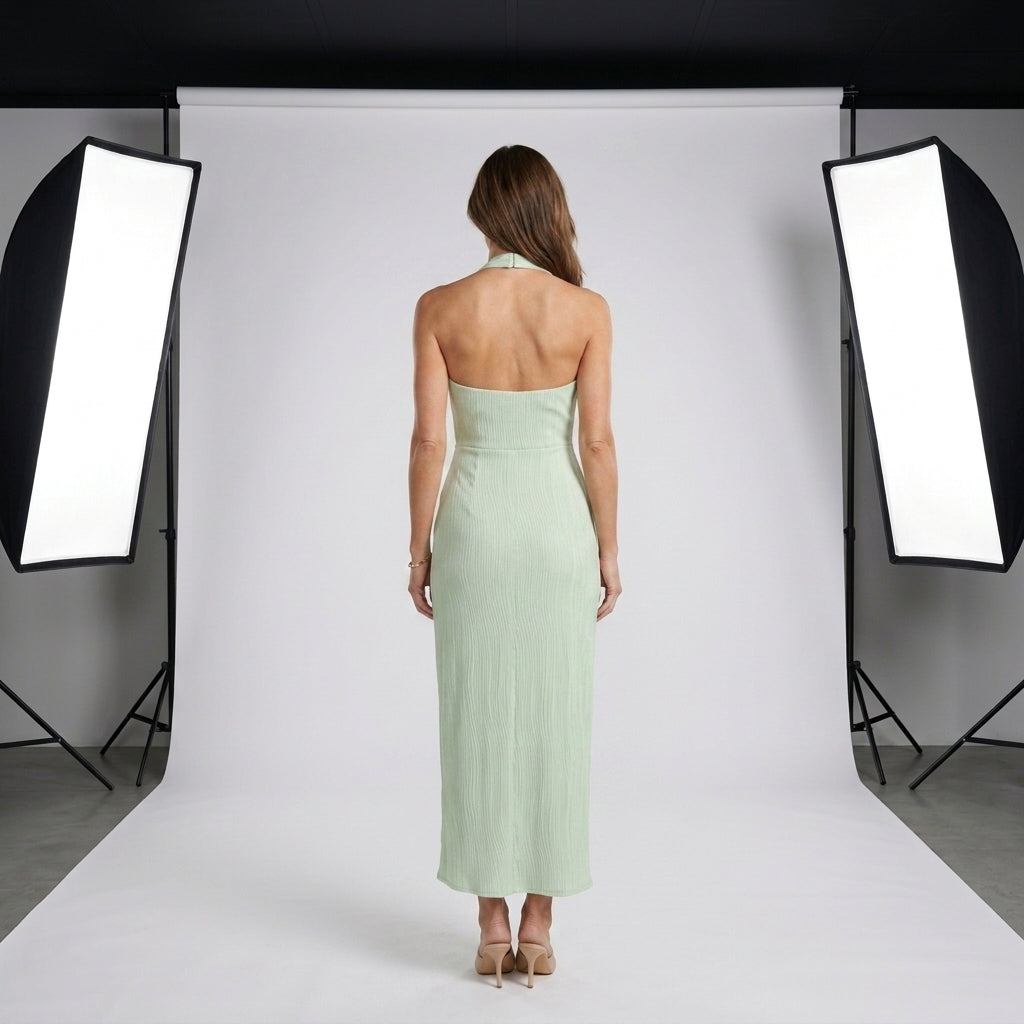 Elegante vestido plisado de invitada de boda con cuello halter | Midi
