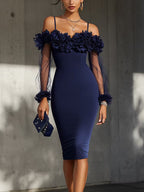 Vestido midi azul marino con silueta entallada, diseño de hombros descubiertos y aplicaciones florales en tres dimensiones