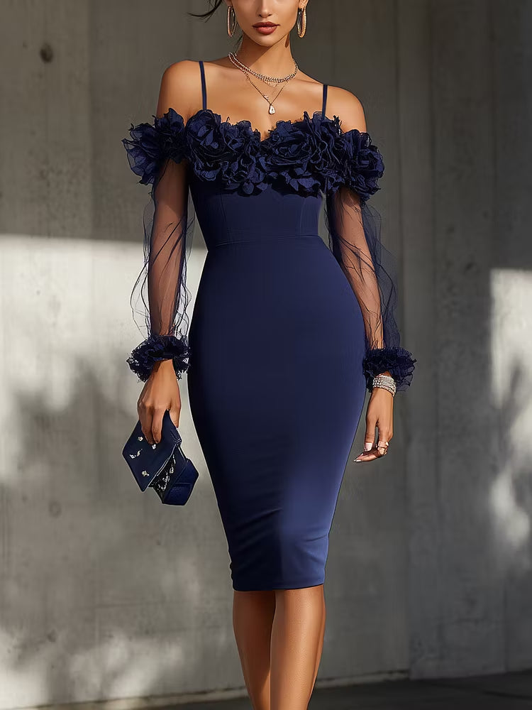 Vestido midi azul marino con silueta entallada, diseño de hombros descubiertos y aplicaciones florales en tres dimensiones