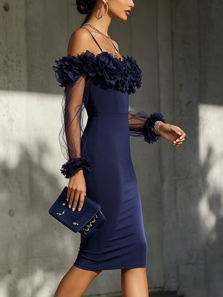 Vestido midi azul marino con silueta entallada, diseño de hombros descubiertos y aplicaciones florales en tres dimensiones
