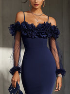 Vestido midi azul marino con silueta entallada, diseño de hombros descubiertos y aplicaciones florales en tres dimensiones