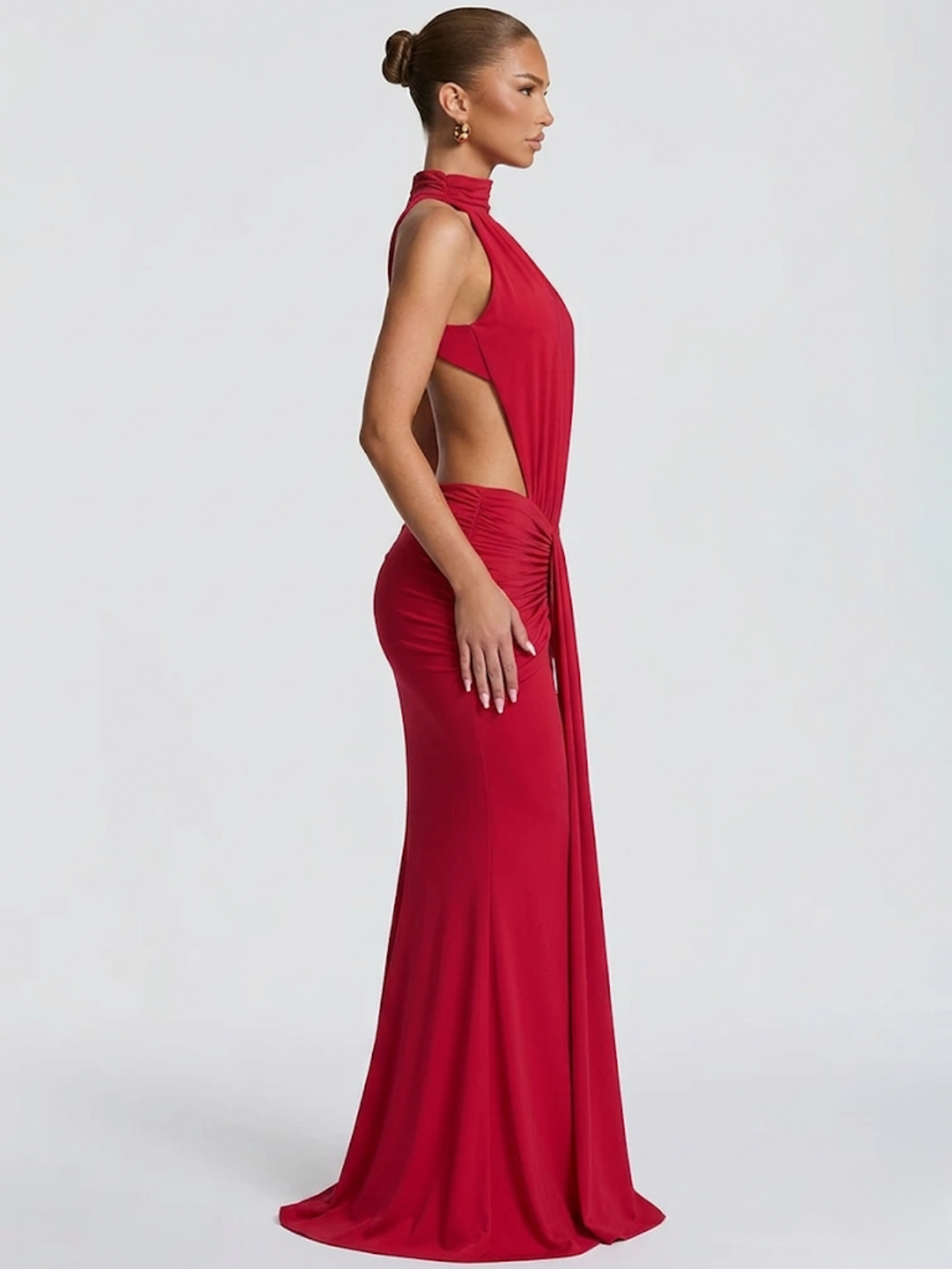 Elegante vestido largo de invitada de boda con cuello halter y espalda descubierta | Maxi