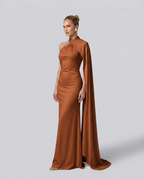 Vestido largo drapeado de invitada con un solo hombro