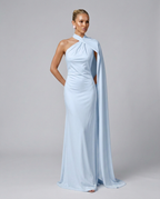 Vestido largo drapeado de invitada con un solo hombro