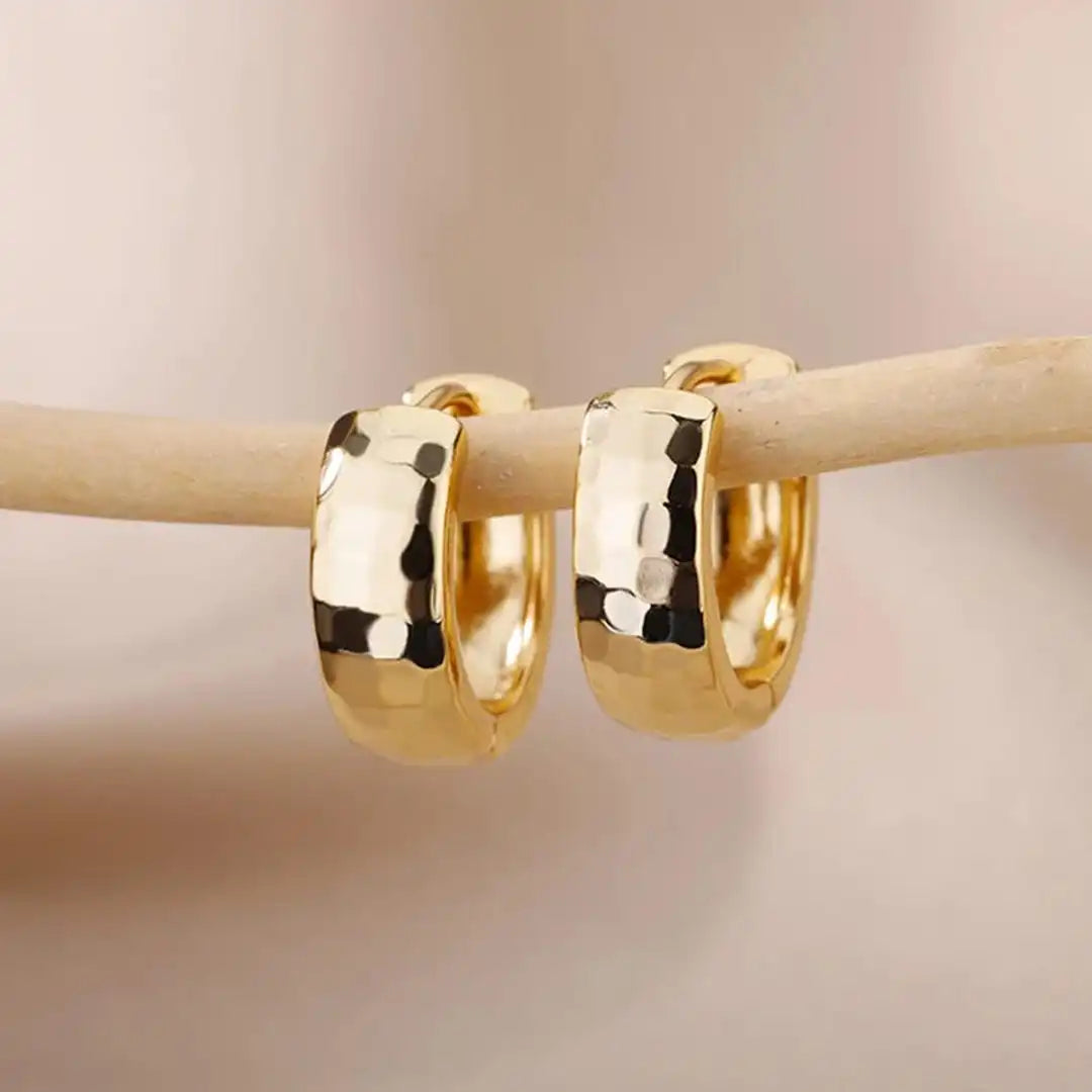 Aros Dorados Esculpidos Intemporales