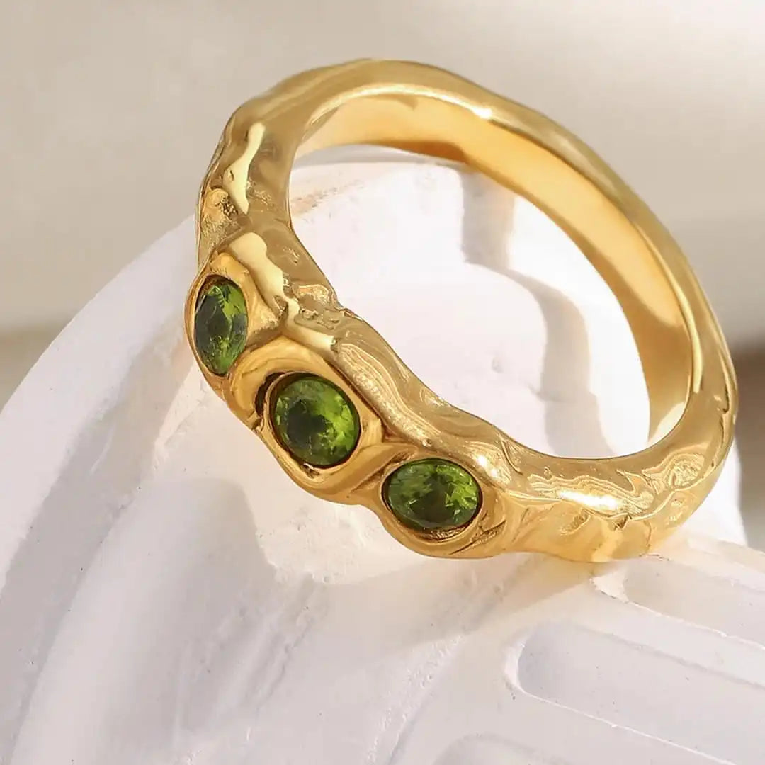 Anillo Vintage de Gemas Incrustadas en Oro