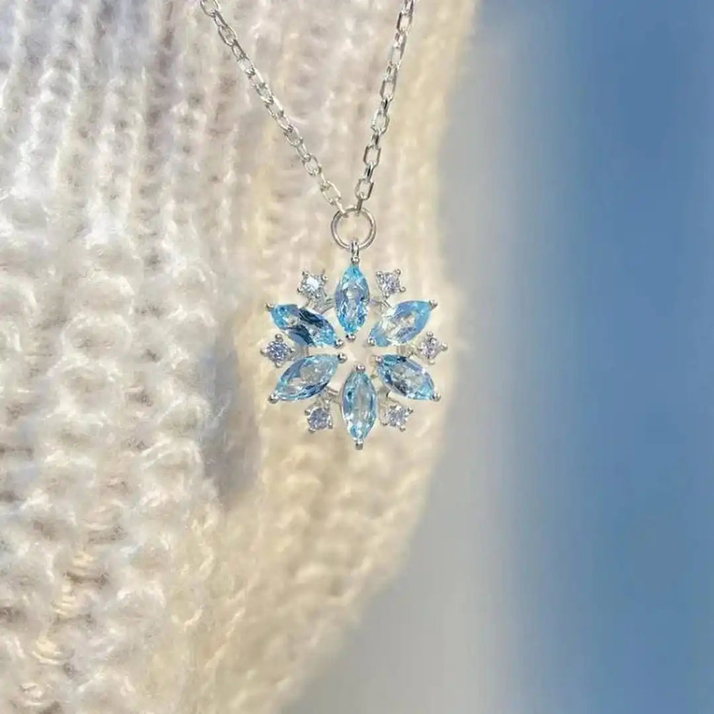Collar Colgante de Flor Copo de Nieve Azul en Oro Blanco