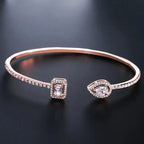 Brazalete Abierto de Oro con Dos Piedras