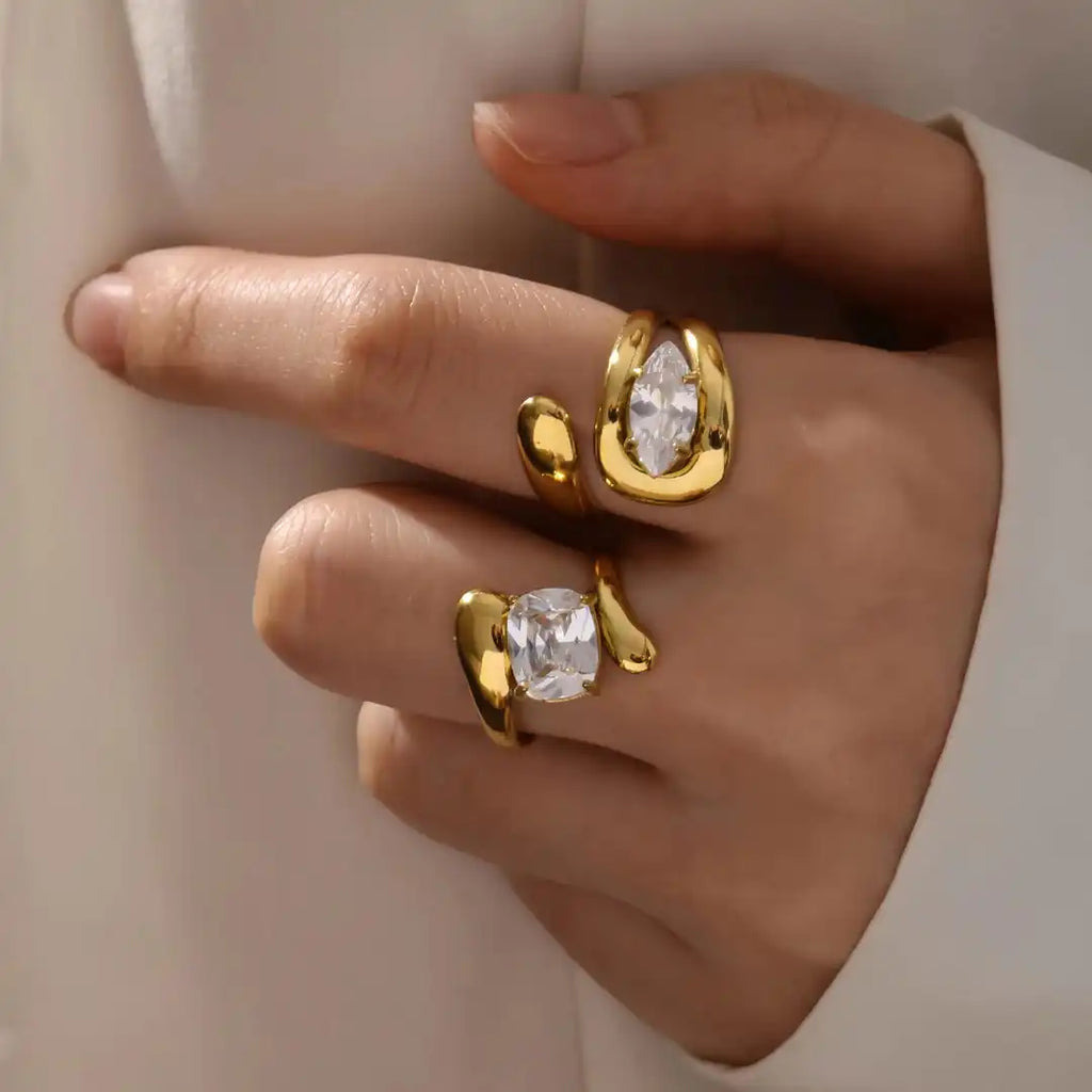 Anillo Atemporal de Circonita en Forma de Gota en Oro