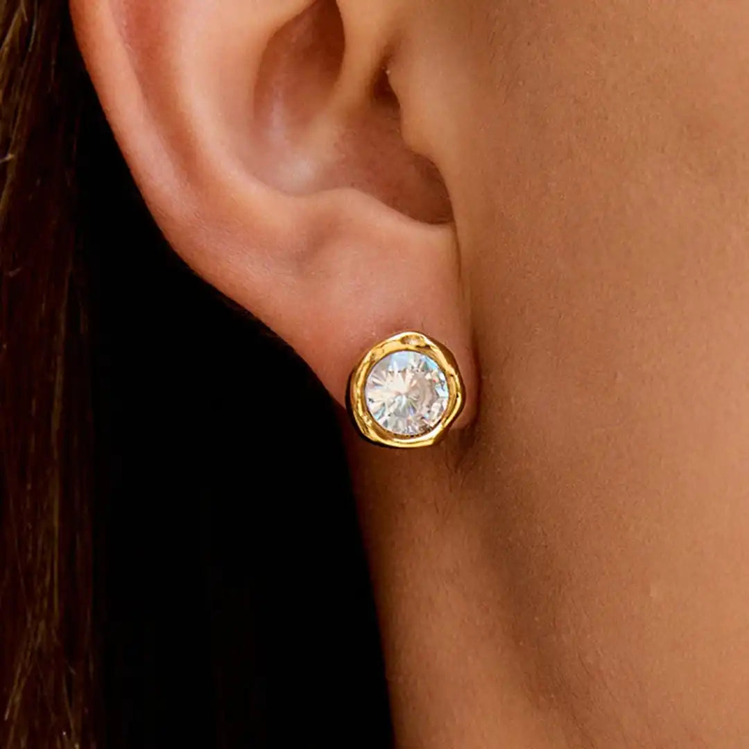 Pendientes Atemporales de Circonita Redonda en Oro