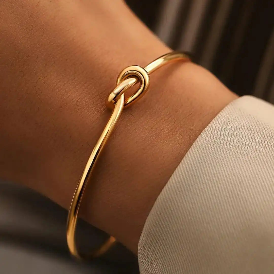 Pulsera Ajustable de Nudo Dorado