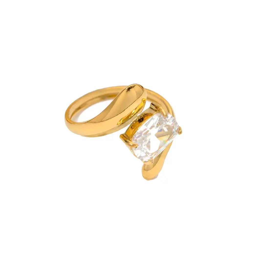 Anillo Atemporal de Circonita en Forma de Gota en Oro