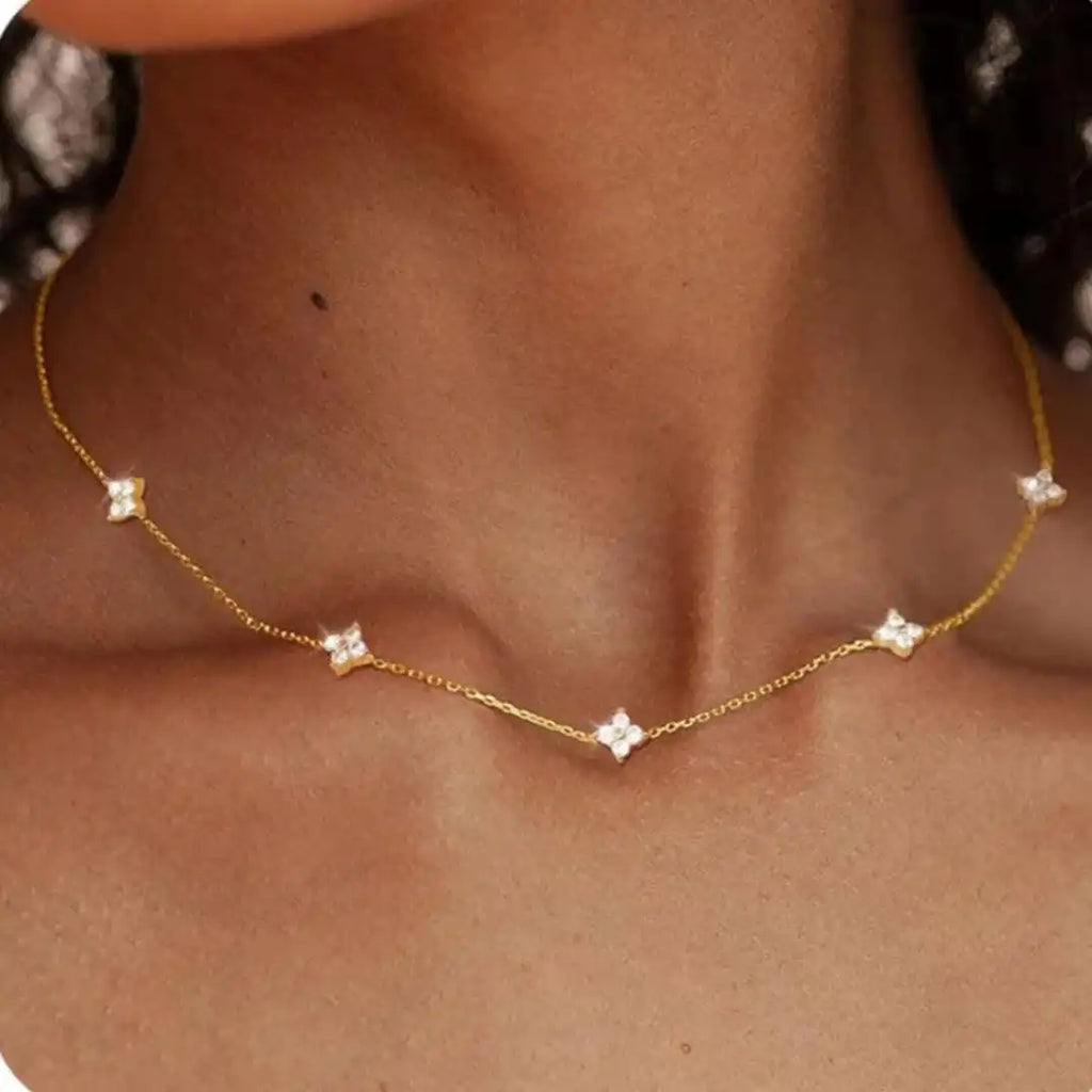 Collar de Flor con Circonita Incrustada