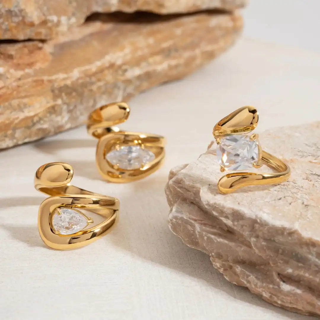 Anillo Atemporal de Circonita en Forma de Gota en Oro