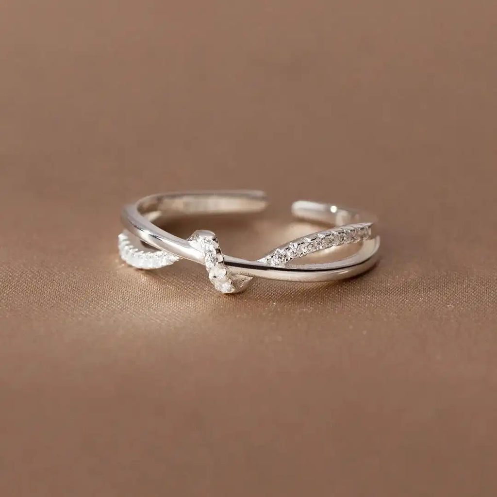 Anillo Clásico de Cruz y Nudo