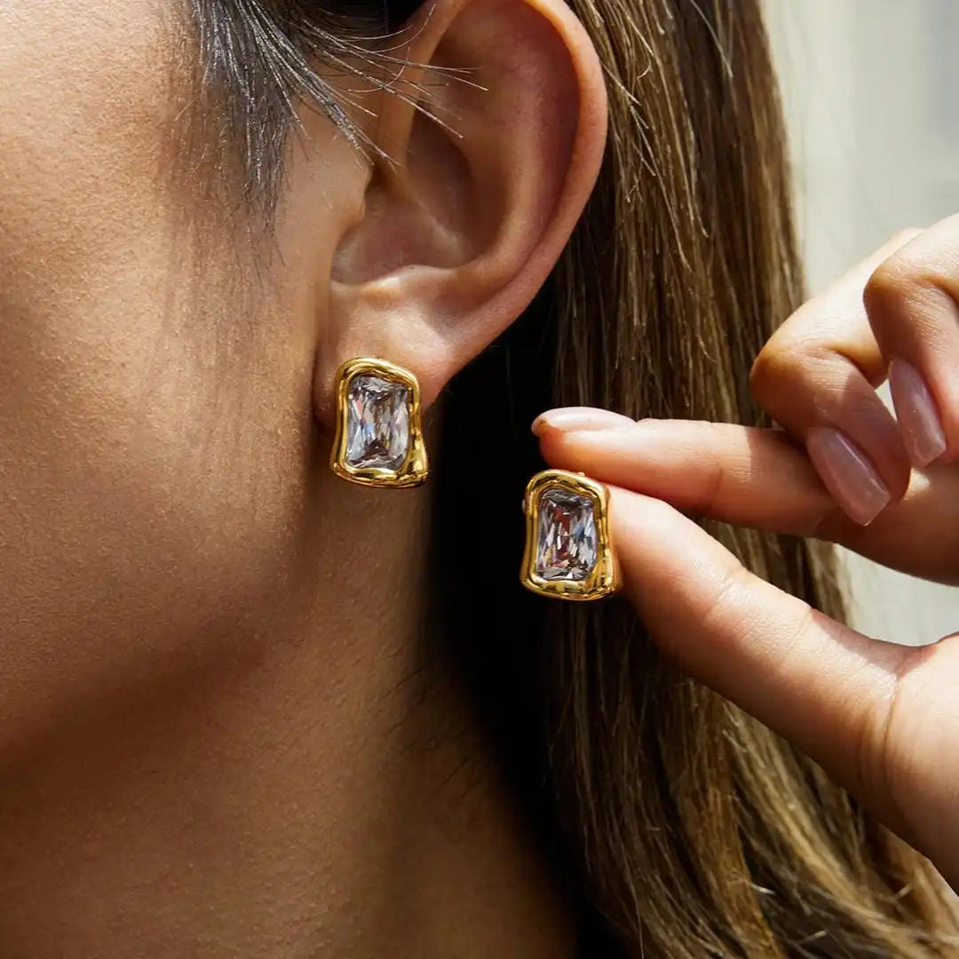 Pendientes Atemporales de Circón Cuadrado en Oro