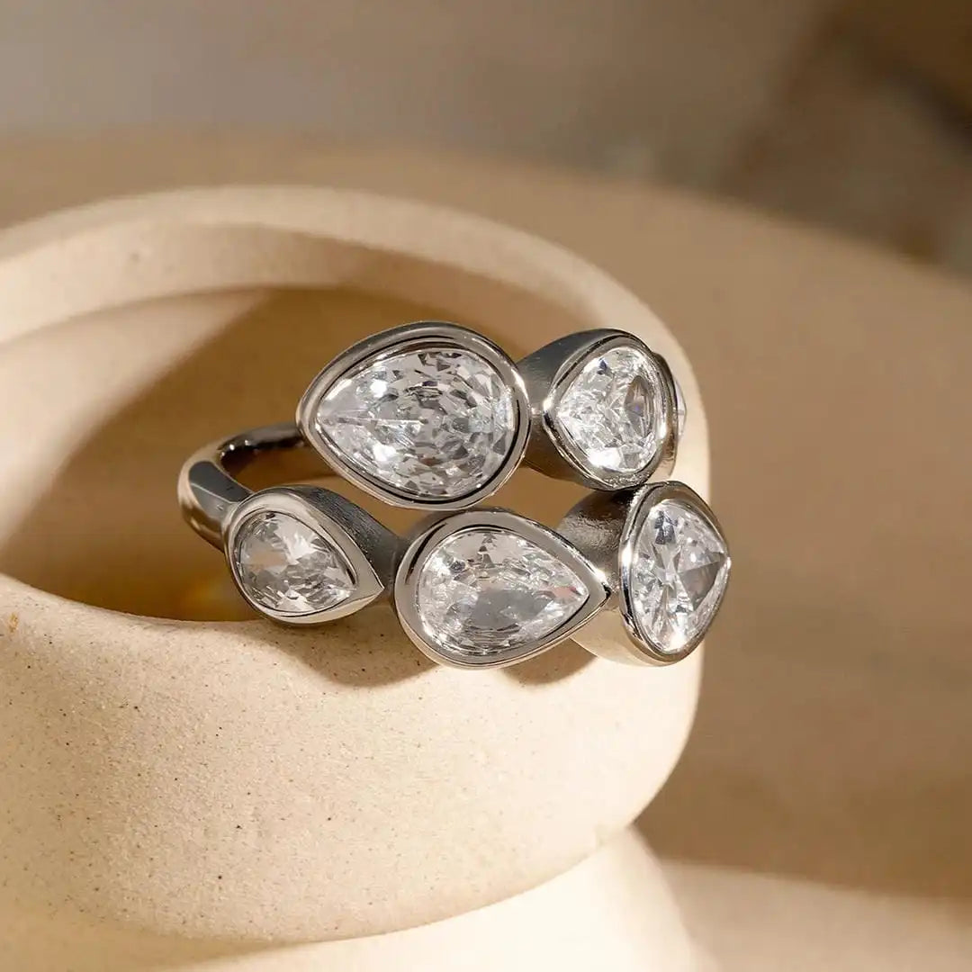 Anillo Cluster de Cinco Piedras en Forma de Lágrima