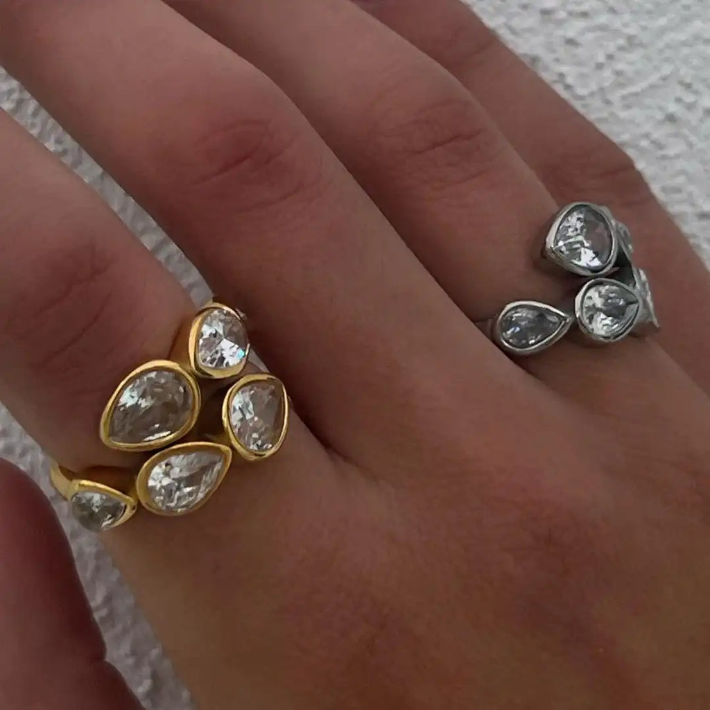 Anillo Cluster de Cinco Piedras en Forma de Lágrima