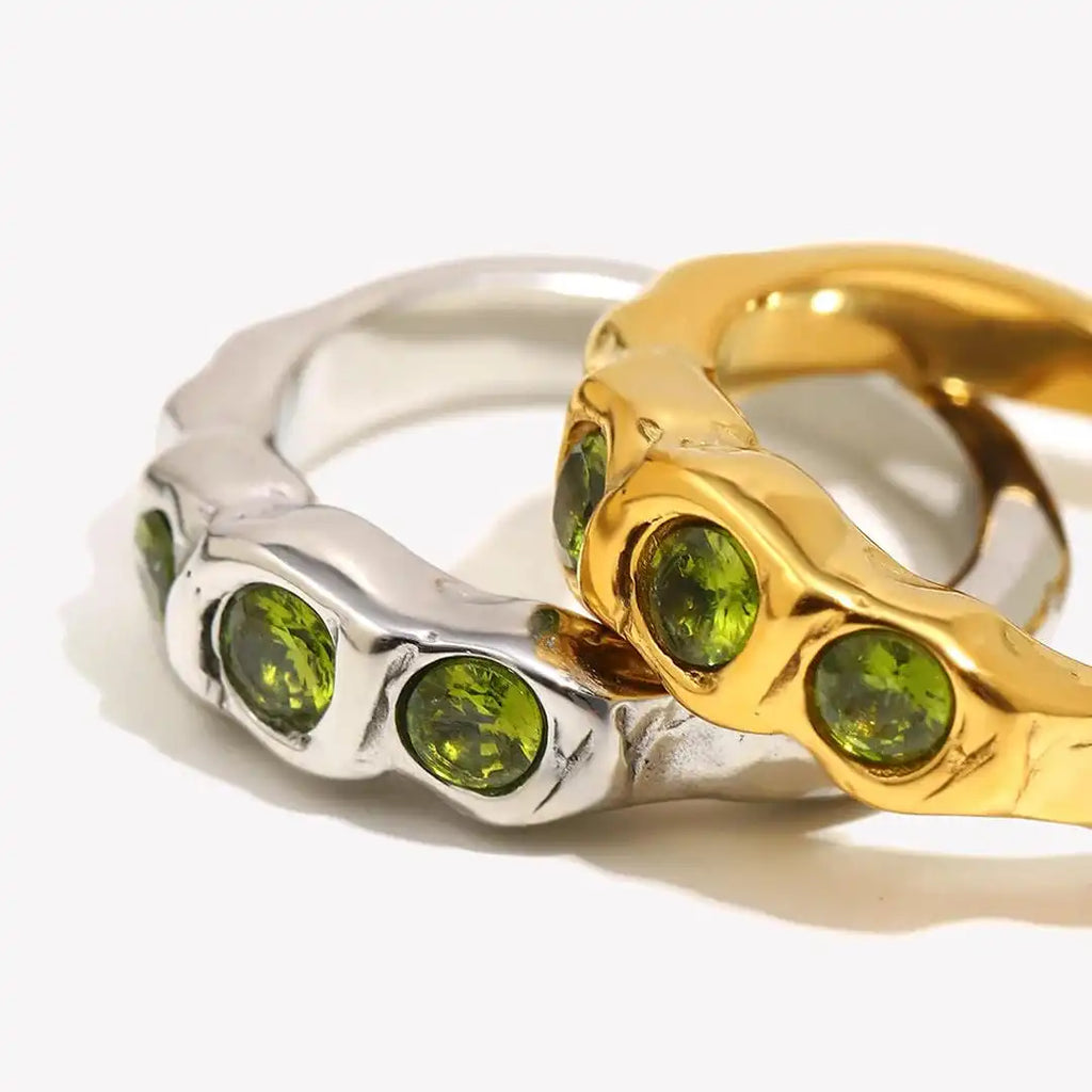 Anillo Vintage de Gemas Incrustadas en Oro