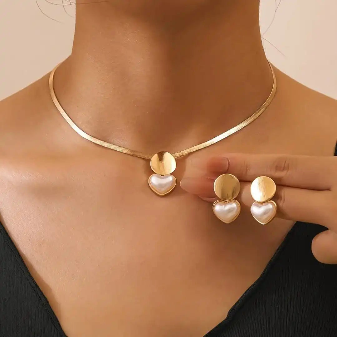 Conjunto de Collar y Pendientes de Corazón Vintage en Oro