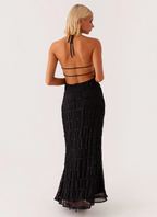 Elegante vestido largo de invitada de boda con cuello halter y tejido texturizado | Maxi