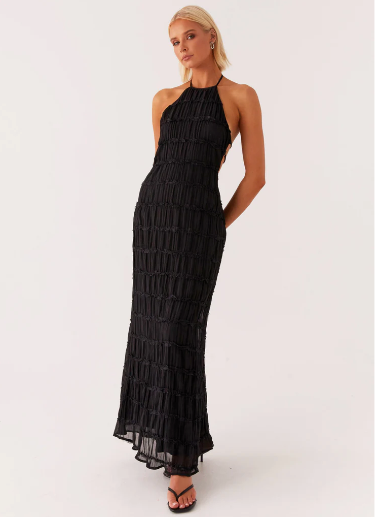 Elegante vestido largo de invitada de boda con cuello halter y tejido texturizado | Maxi