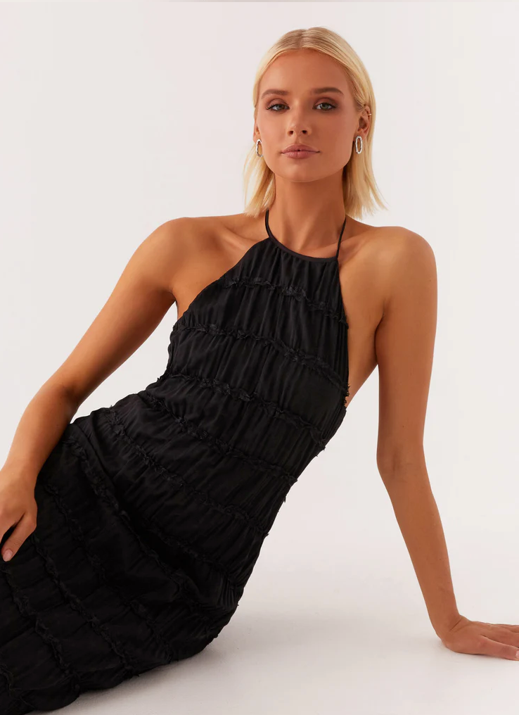 Elegante vestido largo de invitada de boda con cuello halter y tejido texturizado | Maxi