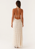 Elegante vestido largo de invitada de boda con cuello halter y tejido texturizado | Maxi