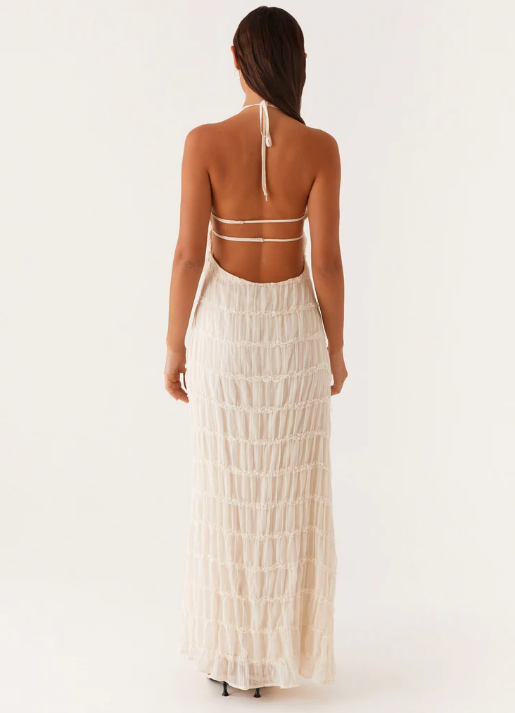 Elegante vestido largo de invitada de boda con cuello halter y tejido texturizado | Maxi