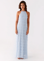 Elegante vestido largo de invitada de boda con cuello halter y tejido texturizado | Maxi