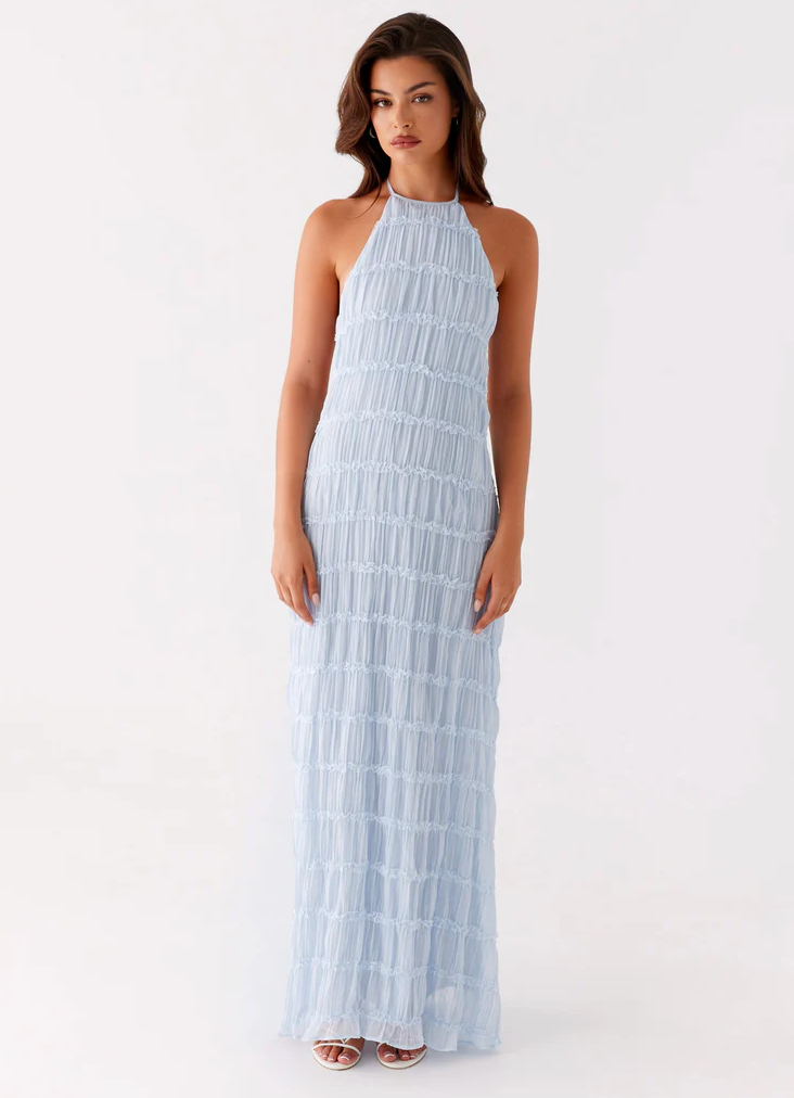 Elegante vestido largo de invitada de boda con cuello halter y tejido texturizado | Maxi