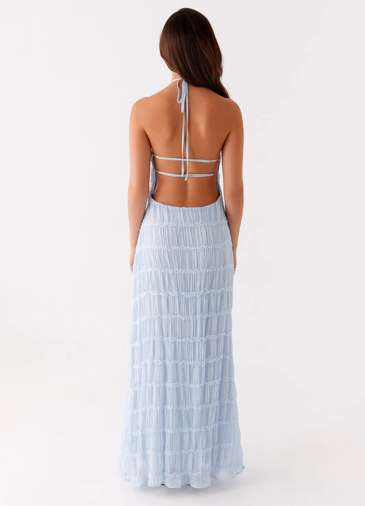 Elegante vestido largo de invitada de boda con cuello halter y tejido texturizado | Maxi