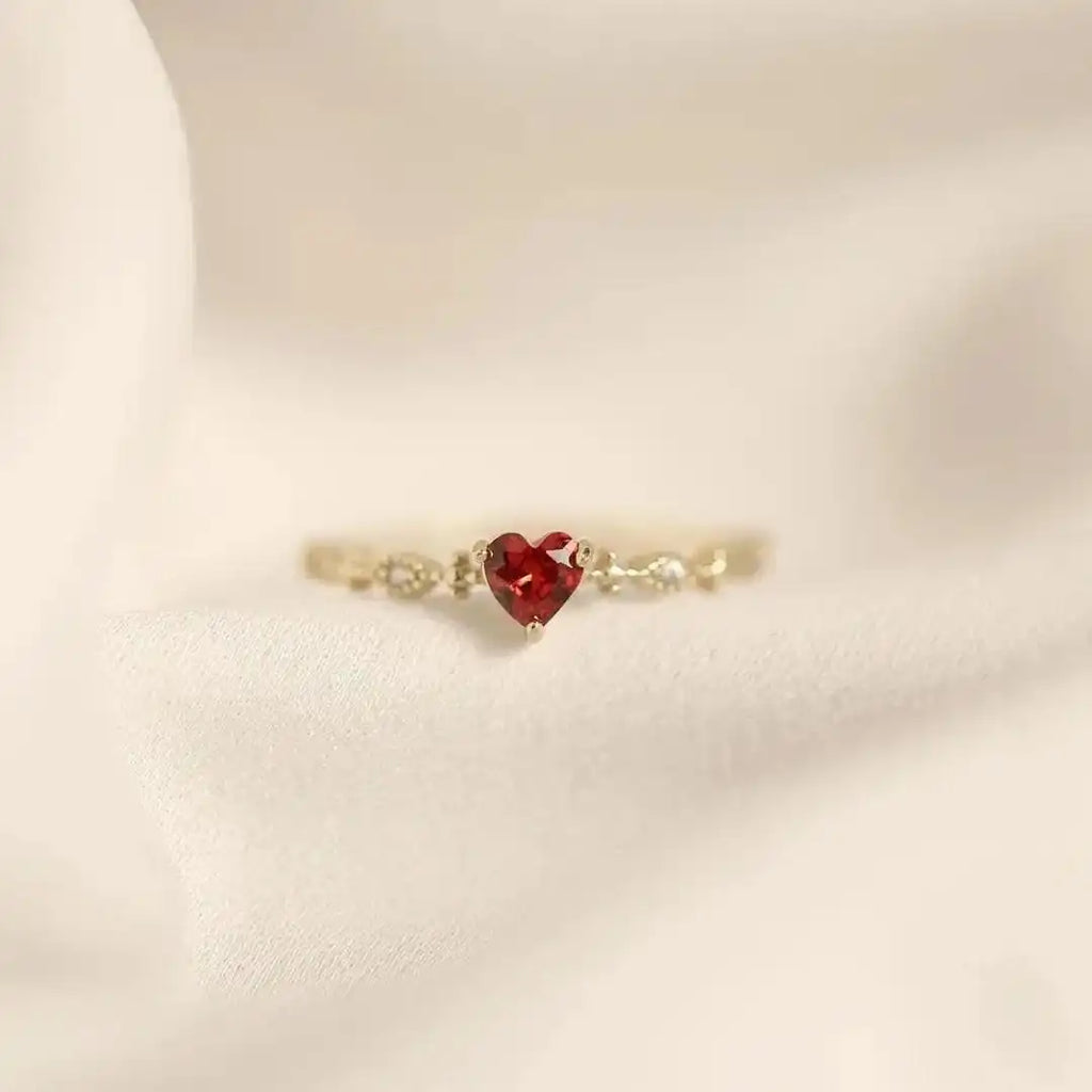 Anillo de Banda con Piedra de Corazón y Acentos Marquesa