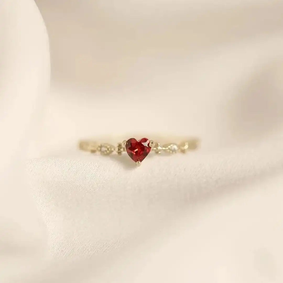 Anillo de Banda con Piedra de Corazón y Acentos Marquesa